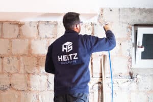 Ein Heitz-Mitarbeiter saniert einen Innenraum