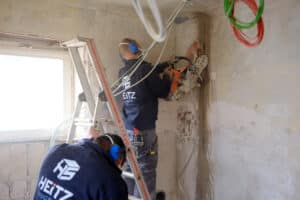 Zwei Heitz-Mitarbeiter sanieren ein Innenraum