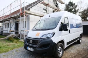 Ein Heitz Transporter vor einer Sanierungsbaustelle