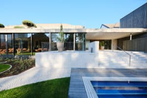 Vogelperspektive von einem Garten mit einem Pool