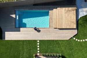 Vogelperspektive von einem Garten mit einem Pool